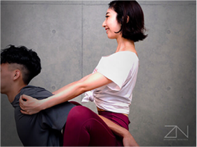 猫背改善の施術風景